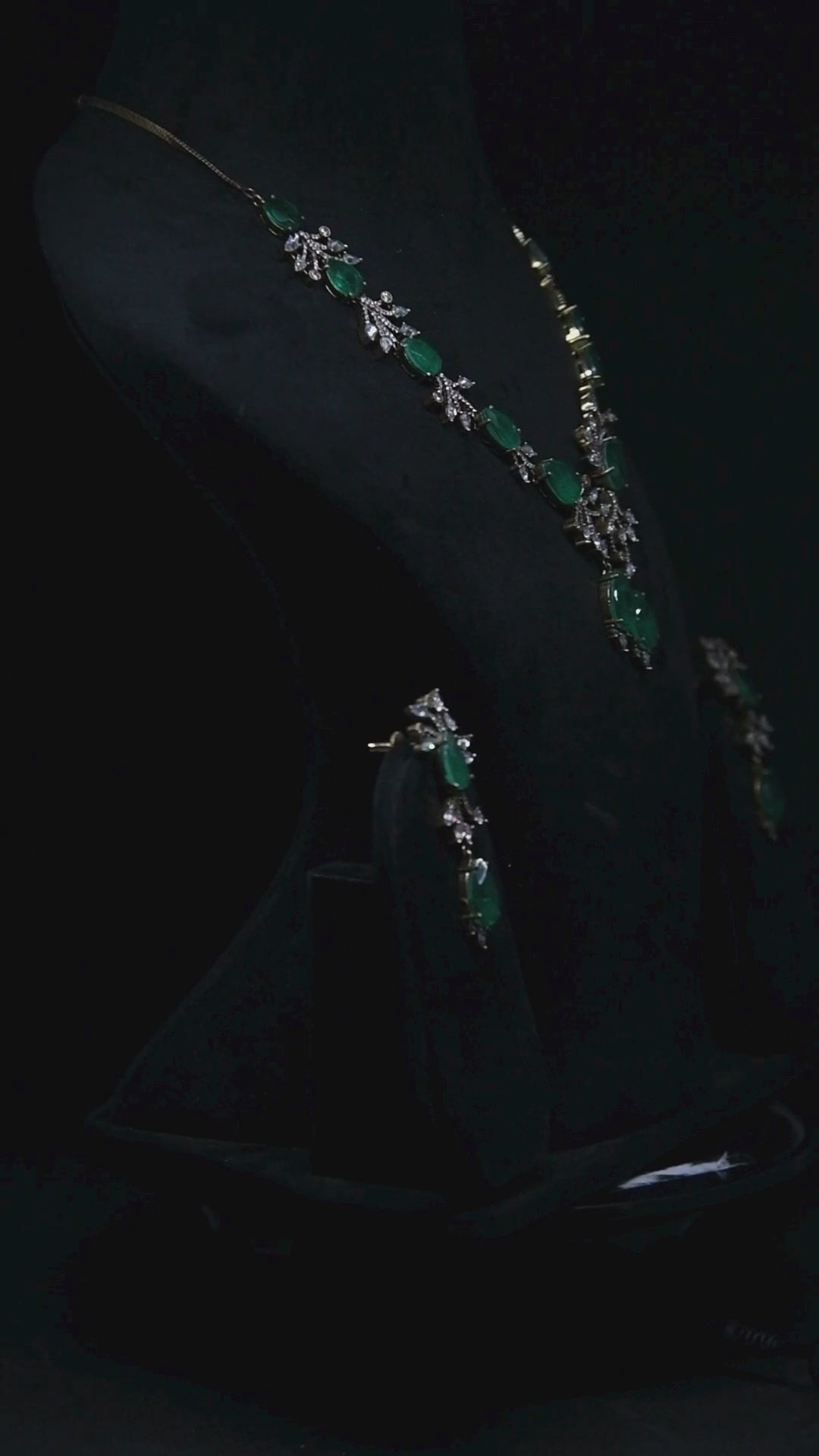 Emerald Elegance Necklace Set