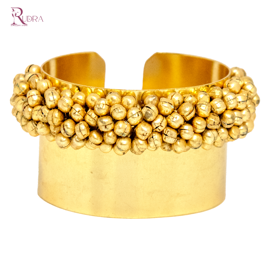 "bracelet in gold plating stainless steel luxury plating style with daily wear hypoallergenic skin safe" 
