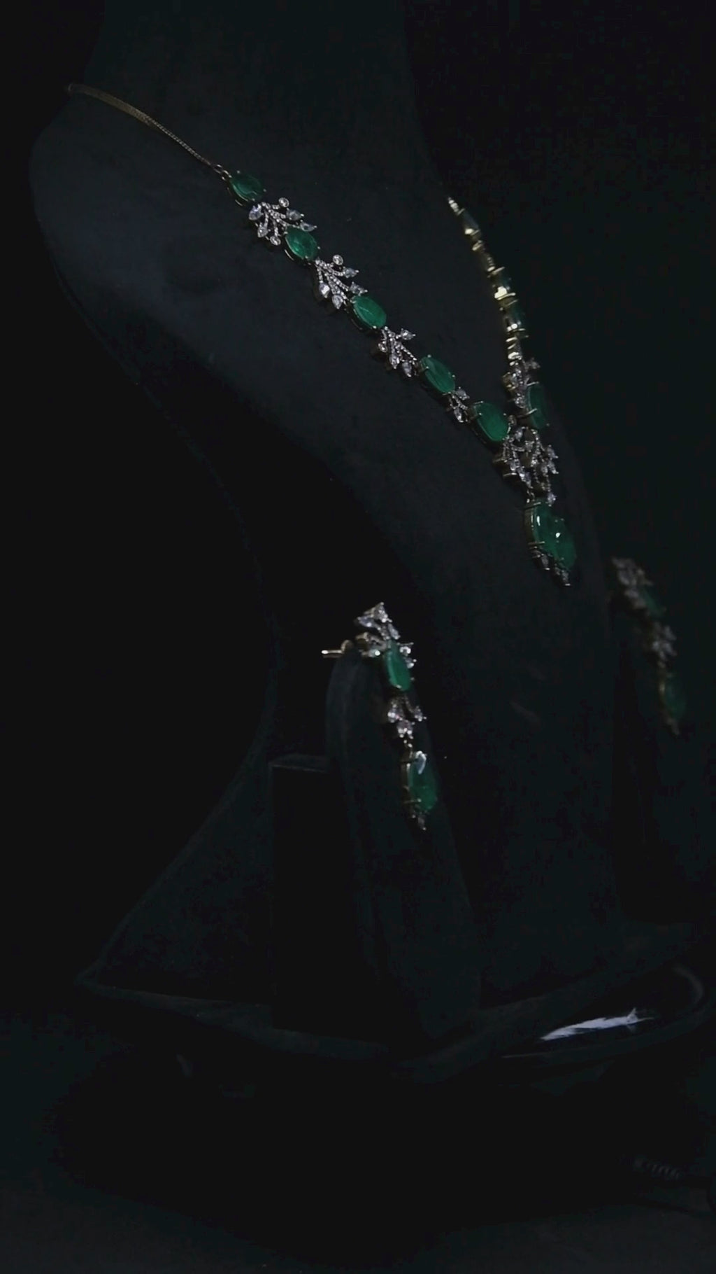 Emerald Elegance Necklace Set